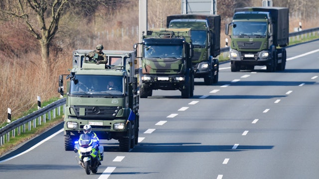 Eine Kolonne mit Fahrzeugen der Bundeswehr und schwer bewaffneten Soldaten fährt über die Autobahn A2 im Norden von Hannover (Archivbild).