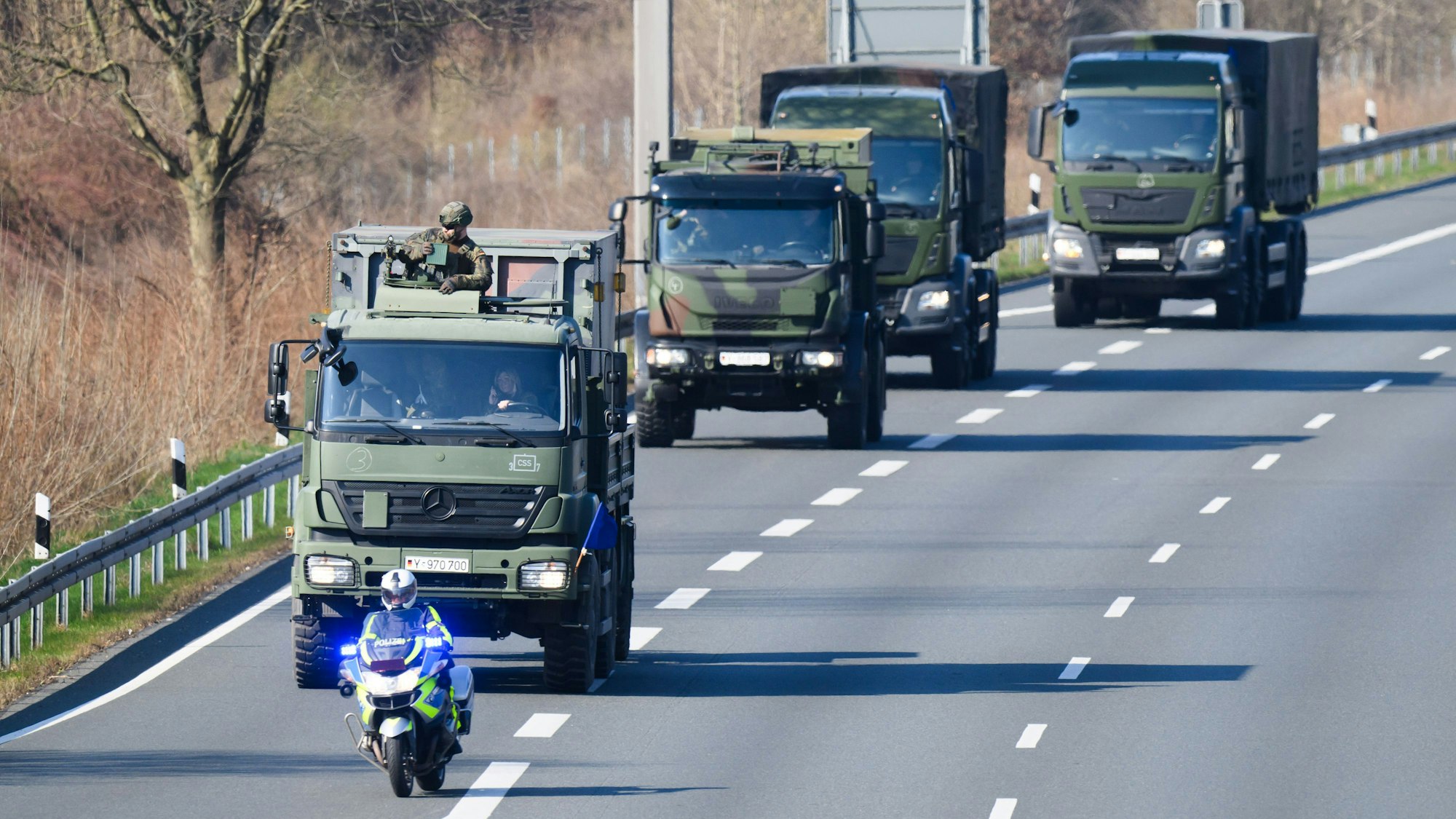 Eine Kolonne mit Fahrzeugen der Bundeswehr und schwer bewaffneten Soldaten fährt über die Autobahn A2 im Norden von Hannover (Archivbild).