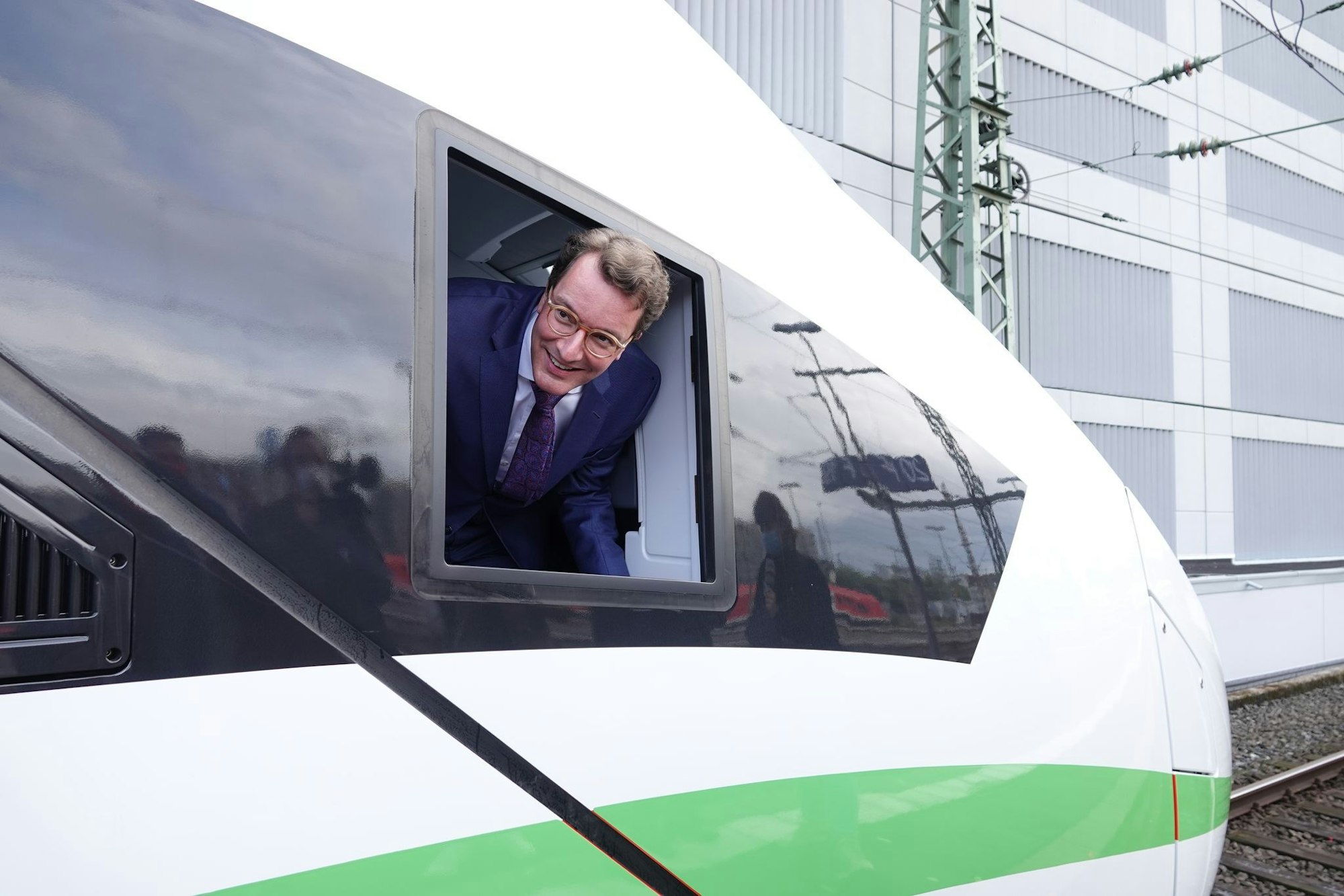 Hat langsam kein Verständnis mehr für die Bahn: NRW-Ministerpräsident Hendrik Wüst. (Archivbild)