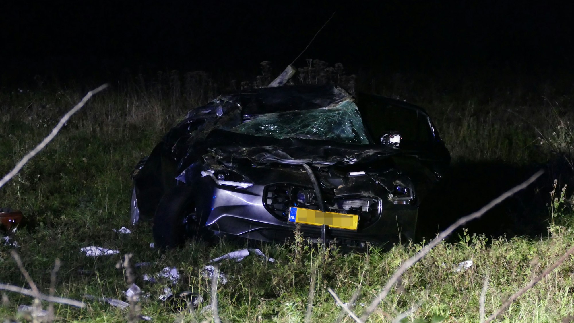 Das Auto wurde bei dem tödlichen Unfall in Swisttal völlig zerstört.