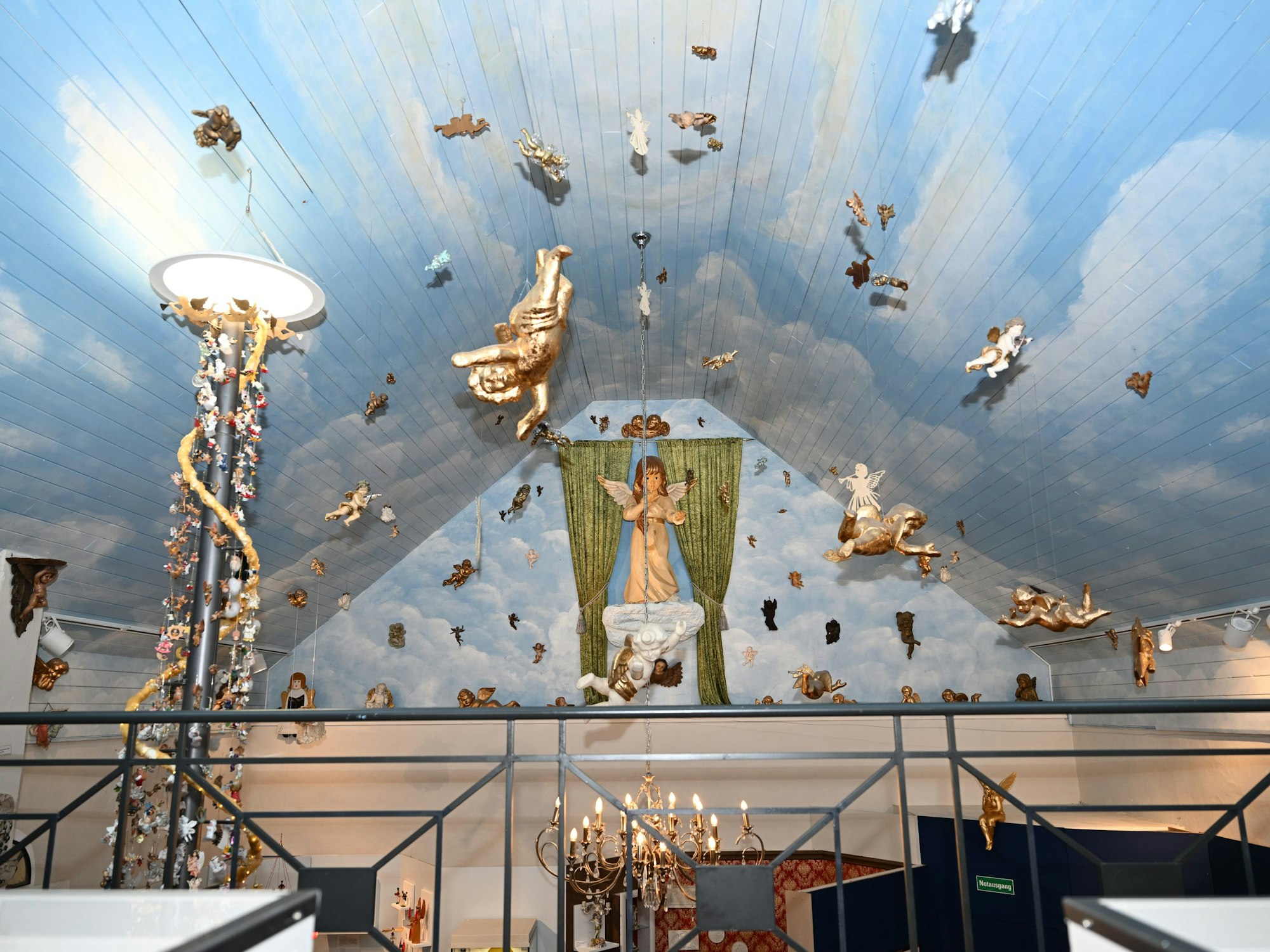 Die himmlische Decke im Engel-Museum, das 3000 Engel zeigt.