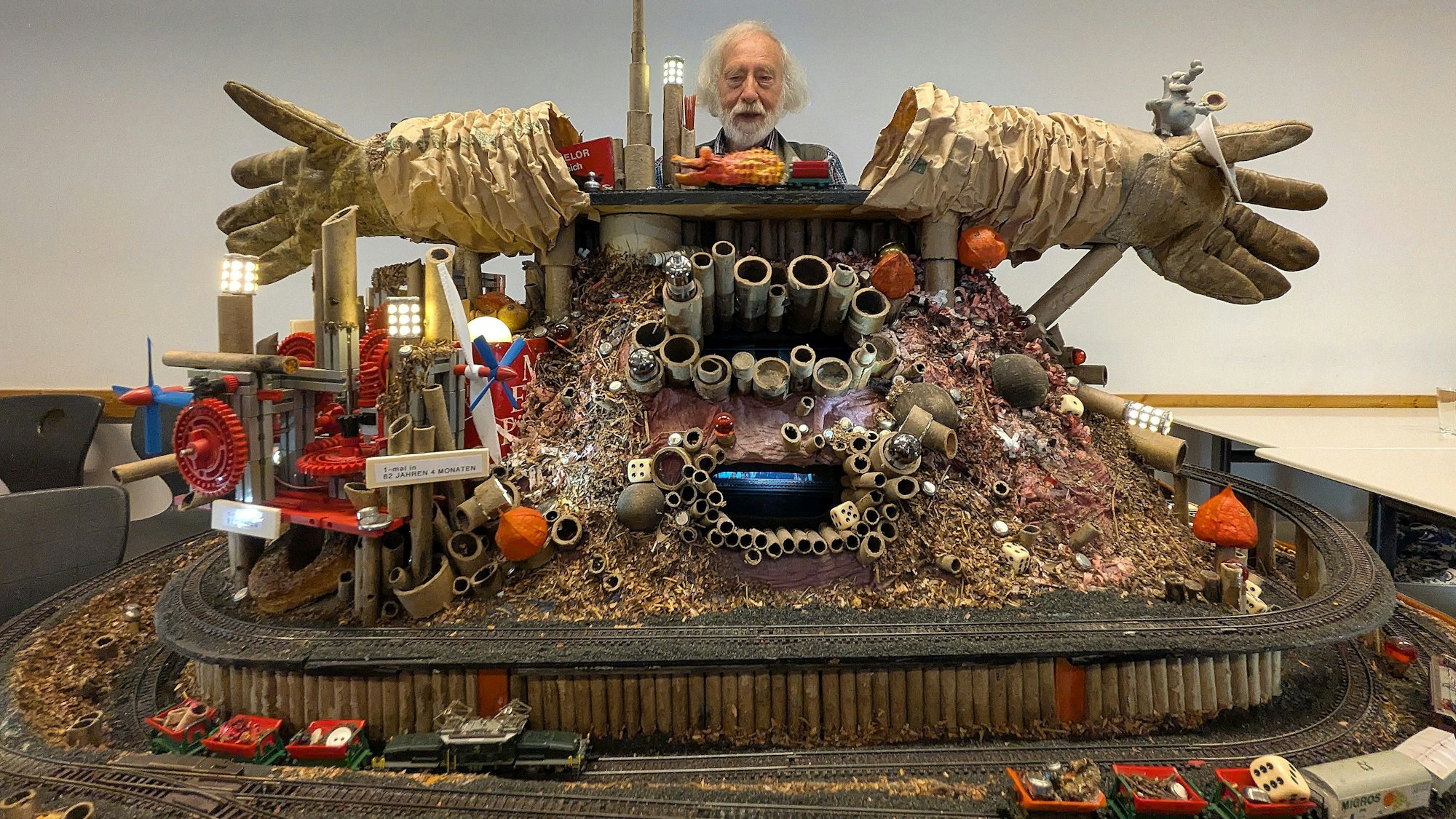 Fred Knäbel aus Sechtem steht hinter seiner neuen Fantasieanlage. Foto: Frank Engel-Strebel