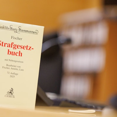 Blick auf eine Ausgabe vom Strafgesetzbuch.