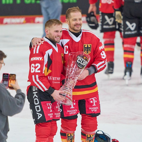 Kölner Olympia-Kandidaten: Haie-Kapitän Moritz Müller (r.) und Parker Tuomie nach dem Sieg der Nationalmannschaft beim Deutschland-Cup.