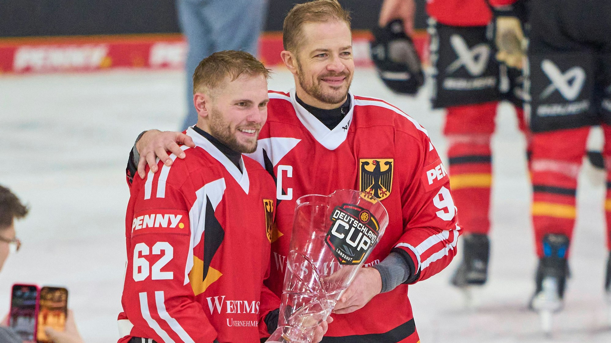 Kölner Olympia-Kandidaten: Haie-Kapitän Moritz Müller (r.) und Parker Tuomie nach dem Sieg der Nationalmannschaft beim Deutschland-Cup.