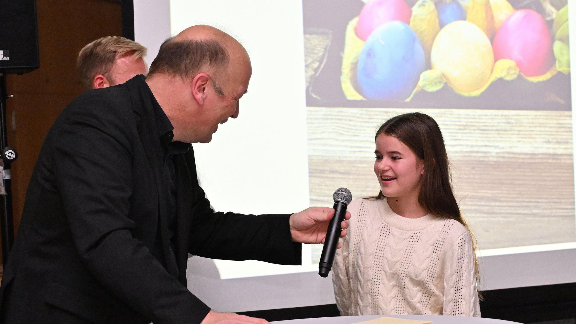 Redaktionsleiter Guido Wagner interviewt Matilda Montwill.