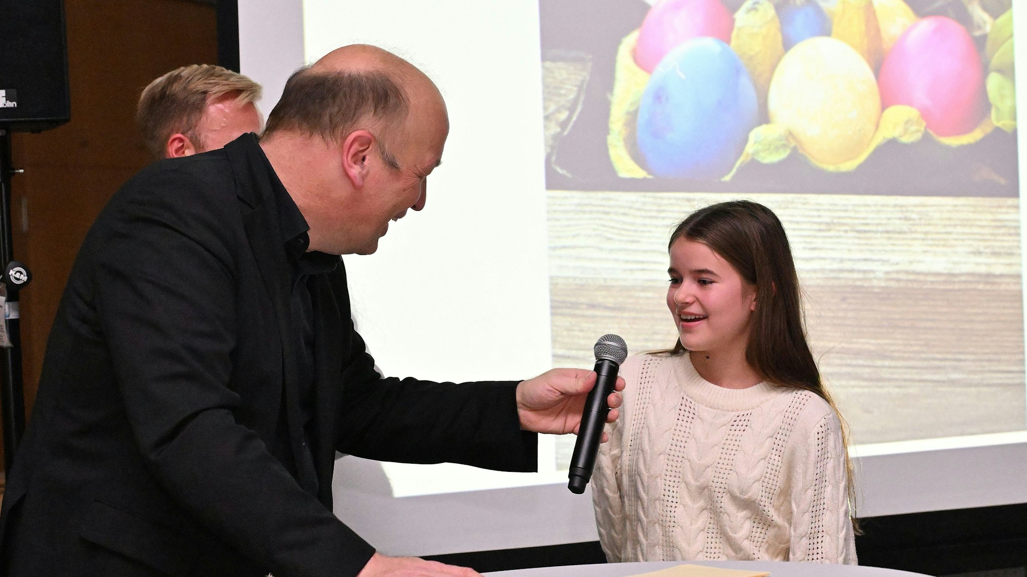 Redaktionsleiter Guido Wagner interviewt Matilda Montwill.
