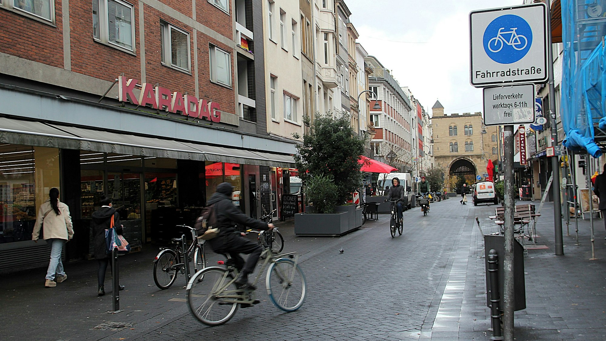 Die Fahrradstraße am Eigelstein wird nach Aussagen des örtlichen Bürgervereins zum Gefahrenherd für Radfahrer und Fußgänger.