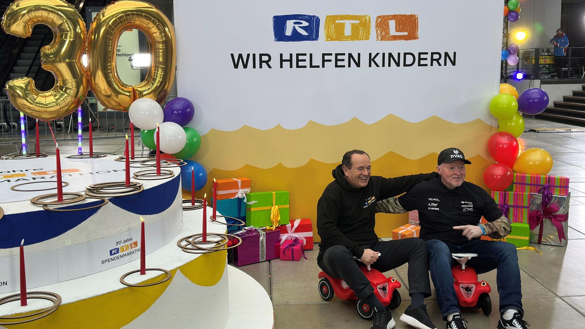 Joey Kelly und Wolfram Kons bei der Pressekonferenz für den 30. RTL-Spendenmarathon. Dabei testen sie bereits die ein oder andere Station.