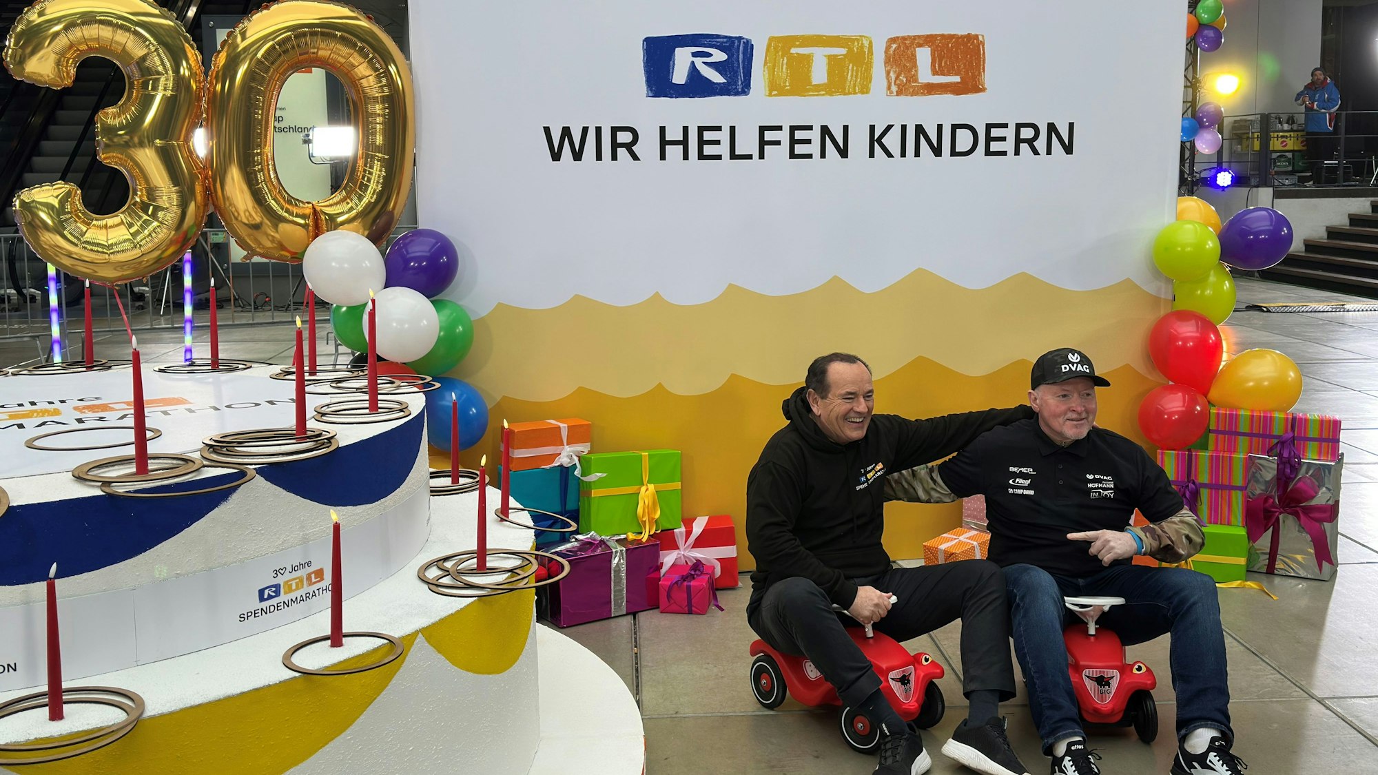 Joey Kelly und Wolfram Kons bei der Pressekonferenz für den 30. RTL-Spendenmarathon. Dabei testen sie bereits die ein oder andere Station.