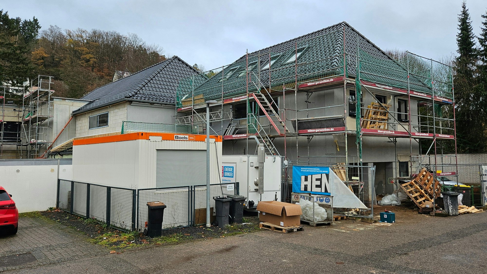 Blick auf die Baustelle mit dem eingerüsteten Gebäude.