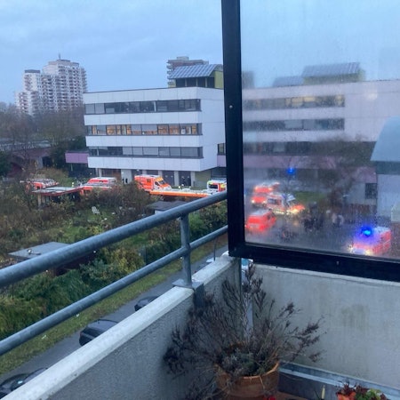 Eine Mann hält eine Kartusche mit Pfefferspray. (Symbolbild)