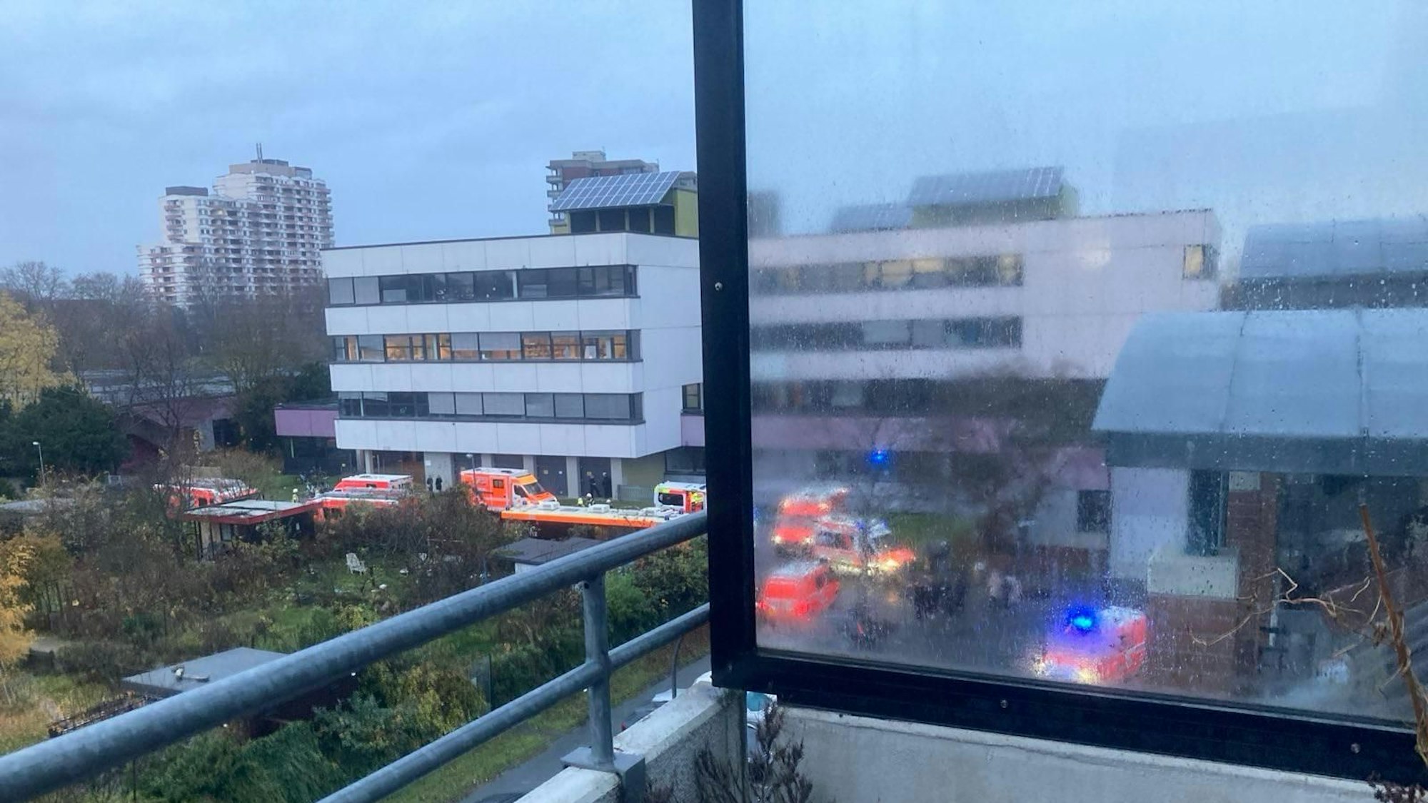 Eine Mann hält eine Kartusche mit Pfefferspray. (Symbolbild)