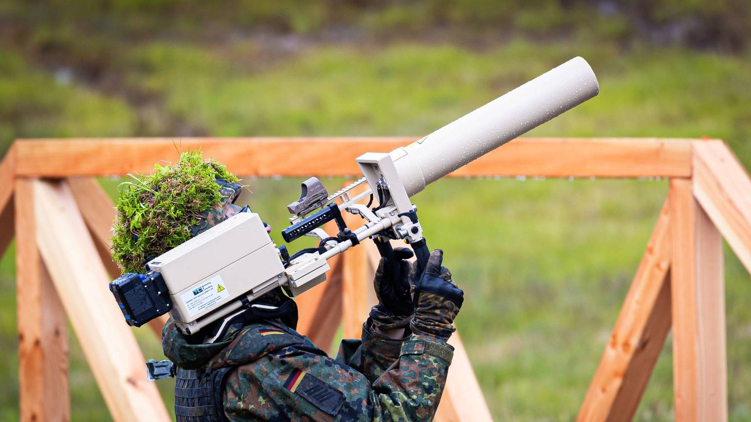 Die Bundeswehr hat die technischen Möglichkeiten zur Drohnenabwehr. Im Inland darf sie allerdings in Friedenszeiten nicht so ohne weiteres tätig werden. (Archivfoto)