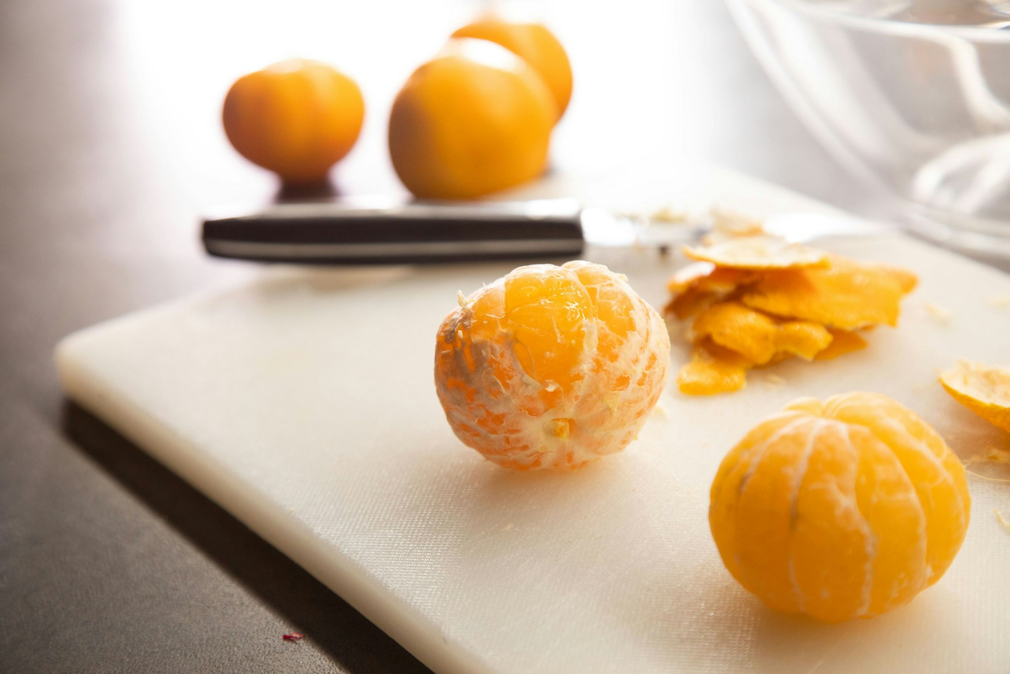 Fazit: Die Clementine aus dem Wasserbad (vorn) ist sauber geschält - es ist kaum weiße Haut übriggeblieben.