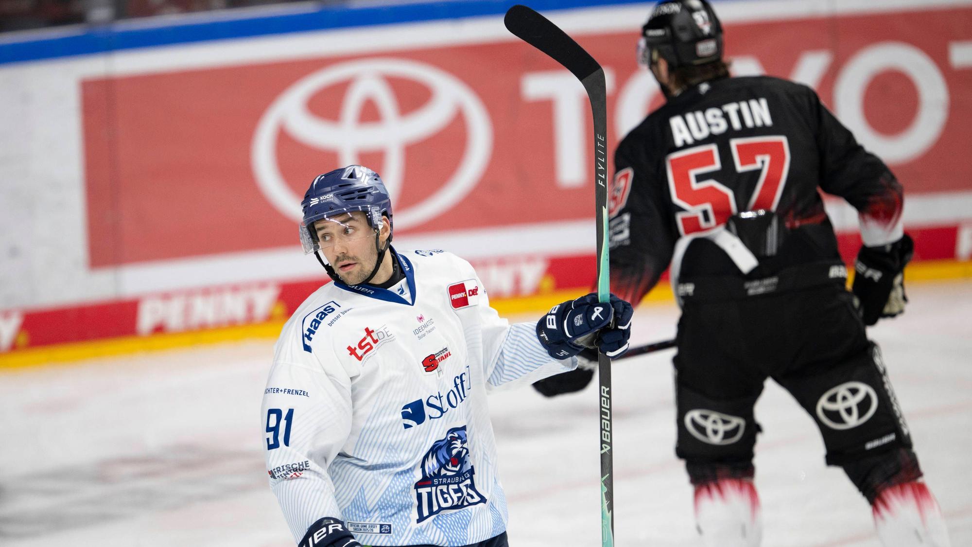Nächste Saison in einem Team? Straubings Tim Fleischer und Haie-Verteidiger Brady Austin.