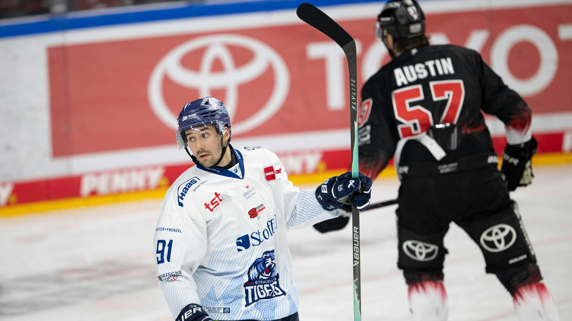 Nächste Saison in einem Team? Straubings Tim Fleischer und Haie-Verteidiger Brady Austin.