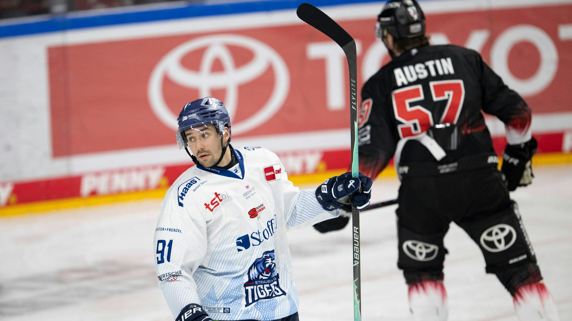 Nächste Saison in einem Team? Straubings Tim Fleischer und Haie-Verteidiger Brady Austin.