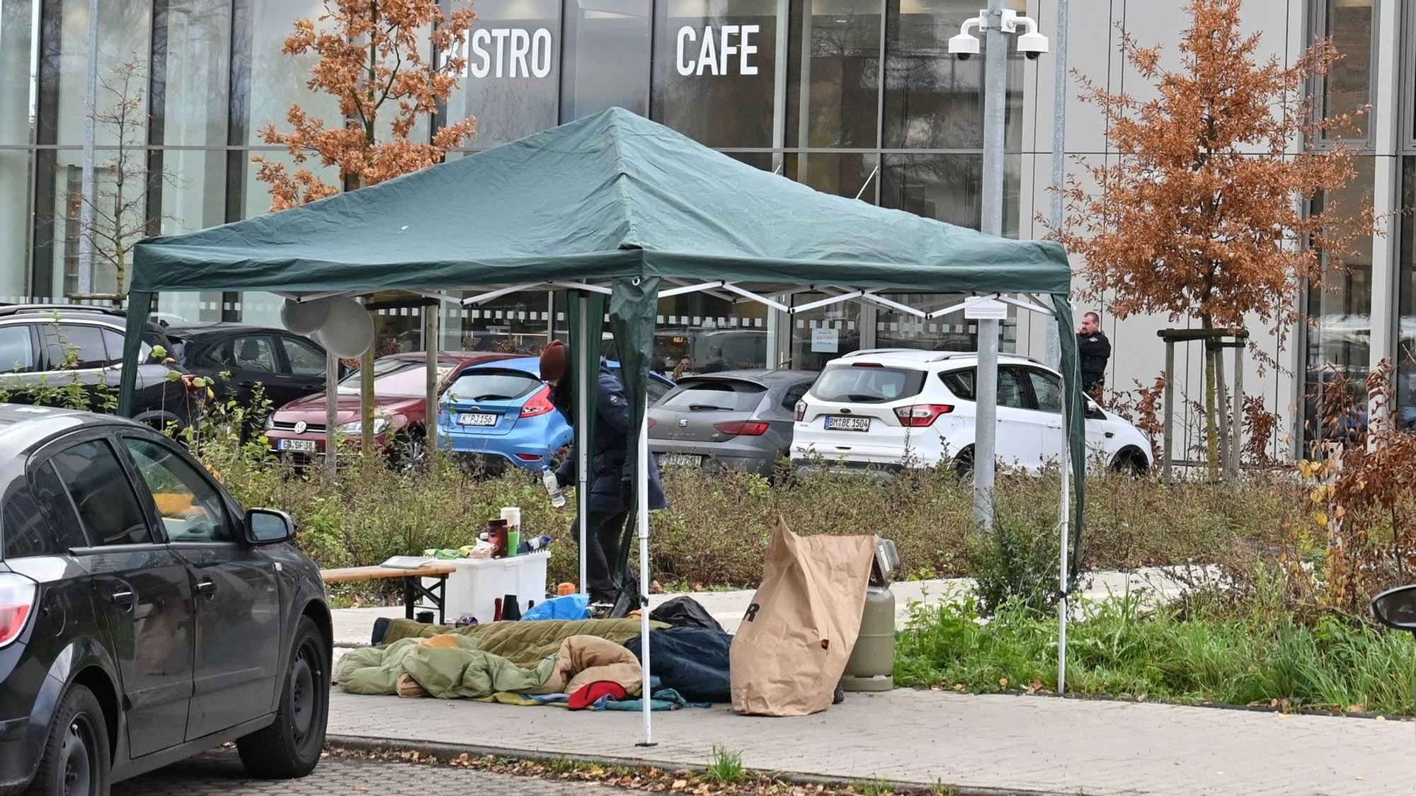 Das Bild zeigt die Mahnwache vor der Polizeistation.
