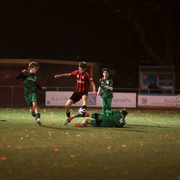 Ein Fußballer der JSG Erft 01 trifft einen hereingrätschenden Rheidt-Spieler am Knie.