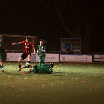 Ein Fußballer der JSG Erft 01 trifft einen hereingrätschenden Rheidt-Spieler am Knie.