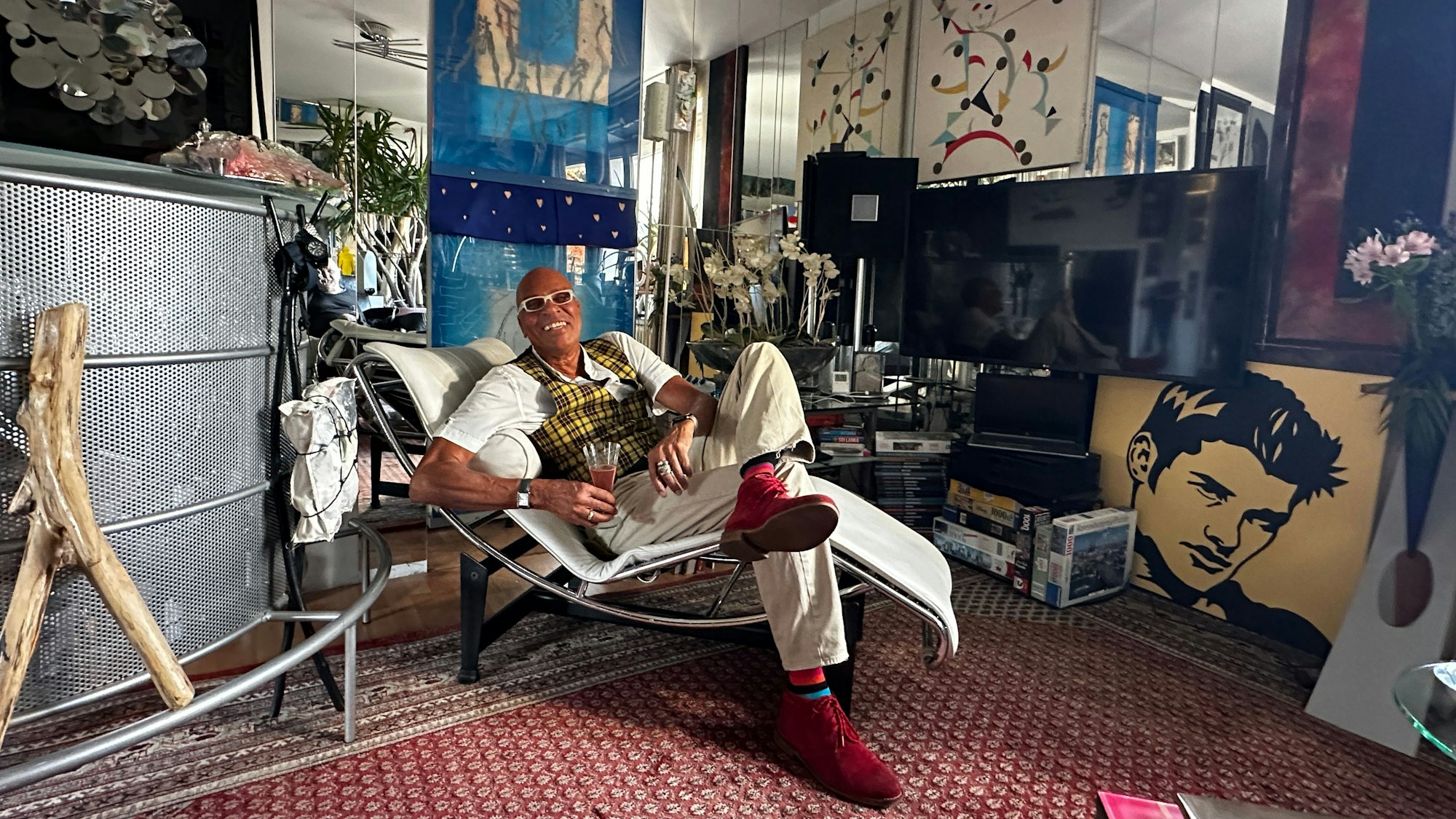 Markus Burghardt in seinem Wohnzimmer. Er wohnt auf 42 Quadratmetern.