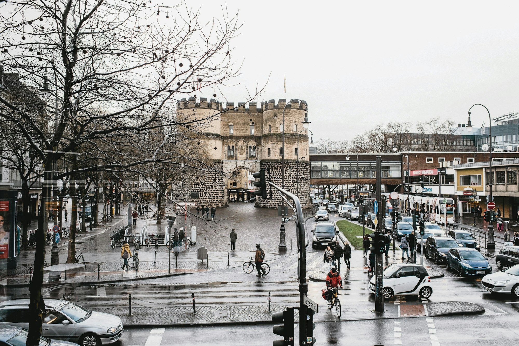 Die Hahnentorburg am Rudolfplatz im Jahr 2016, als der Brückenanbau über der Hahnenstraße noch existierte.