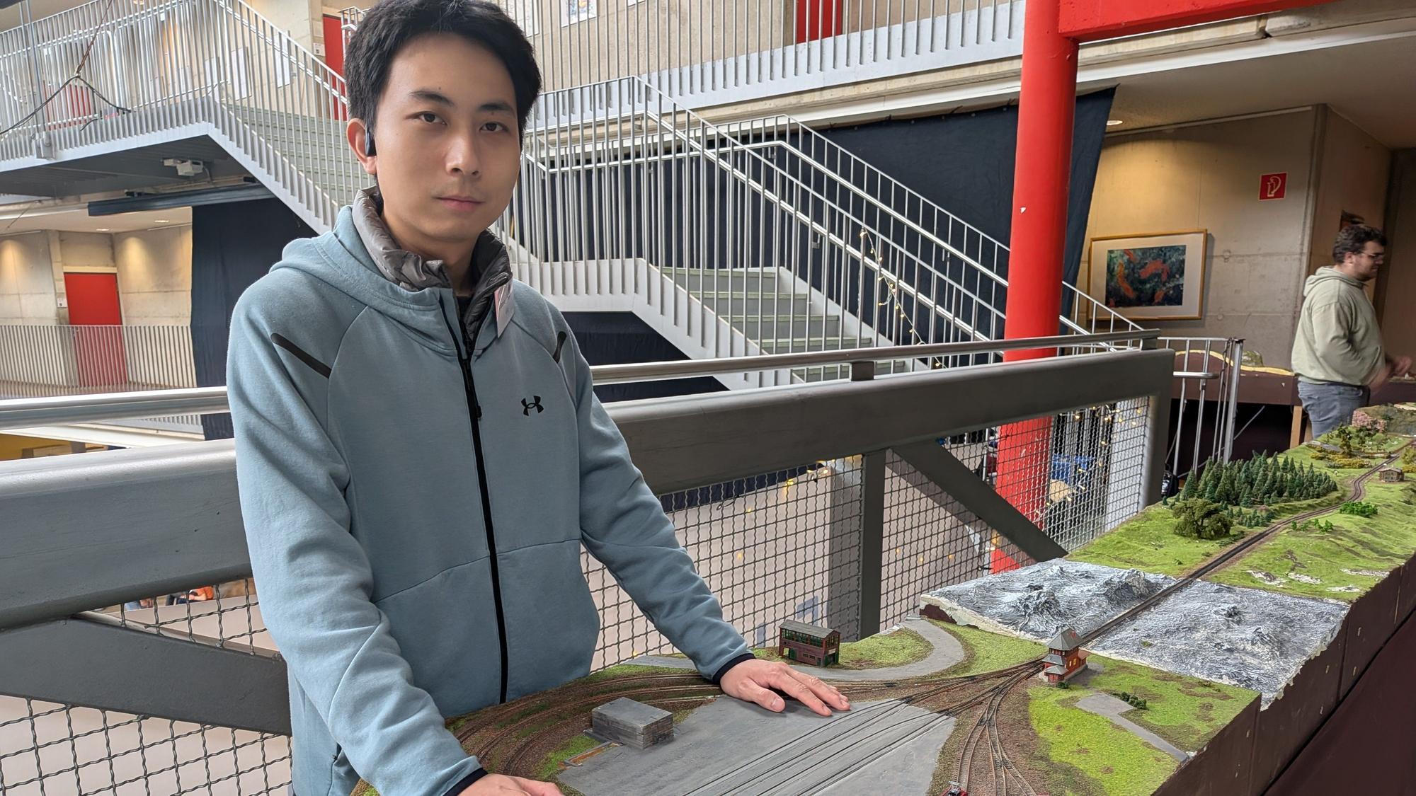 Der chinesische Student Xing Yu Liu möchte 30. Mitglied des Modellbahnclubs werden.
