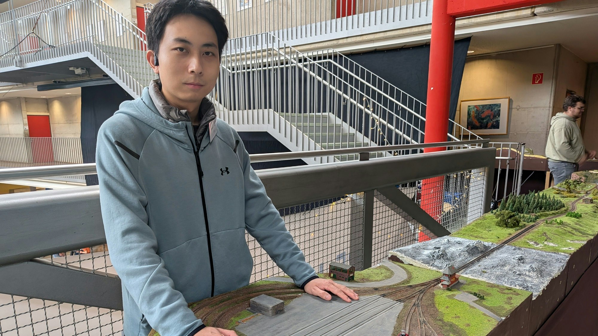 Der chinesische Student Xing Yu Liu möchte 30. Mitglied des Modellbahnclubs werden.