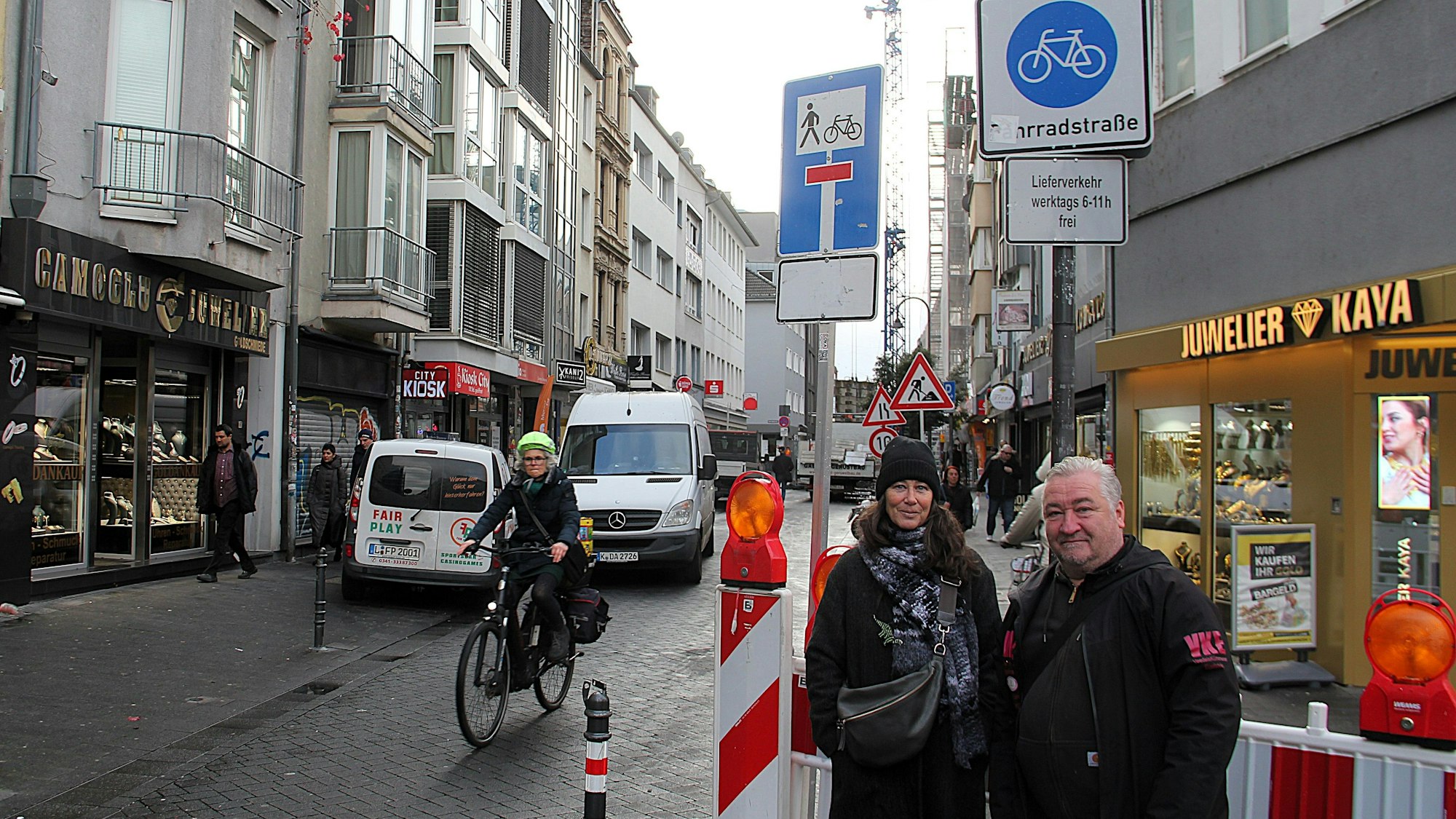 Veedelskümmerer Michael Seffen und Vereinsvorständin Ellen Somnitz fürchten um die Verkehrssicherheit am Eigelstein.