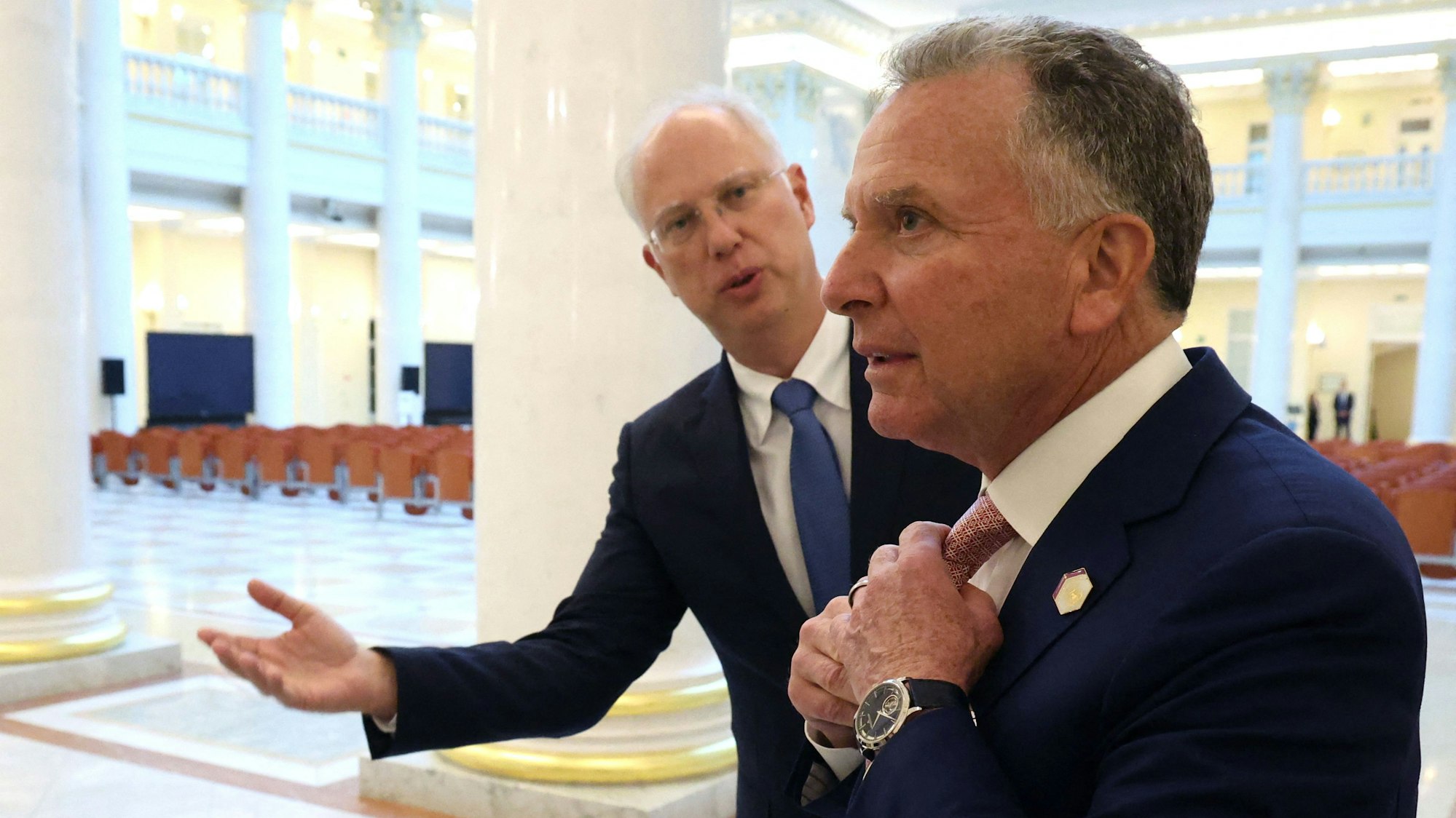 Putins Sondergesandter für die Ukraine Kirill Dmitrijew begrüßt sein amerikanisches Pendant Steve Witkoff in Sankt Petersburg. (Archivbild)