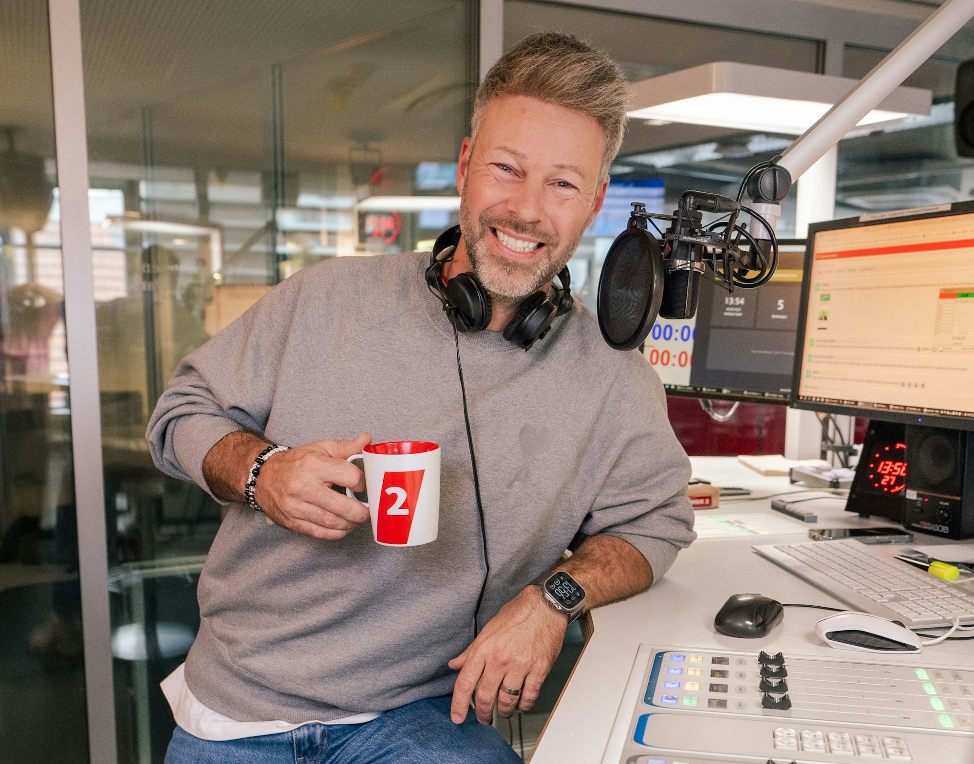 Johannes Simon an einem seiner Arbeitsplätze, in diesem Fall ein Studio von WDR2. Dort moderiert der 46-Jährige die Sendung „Der Vormittag“.