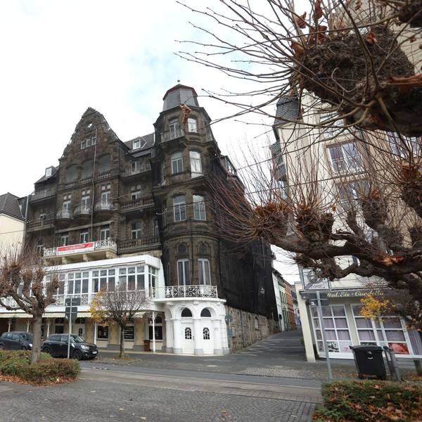 Ein historisches Gebäude an der Rheinallee.