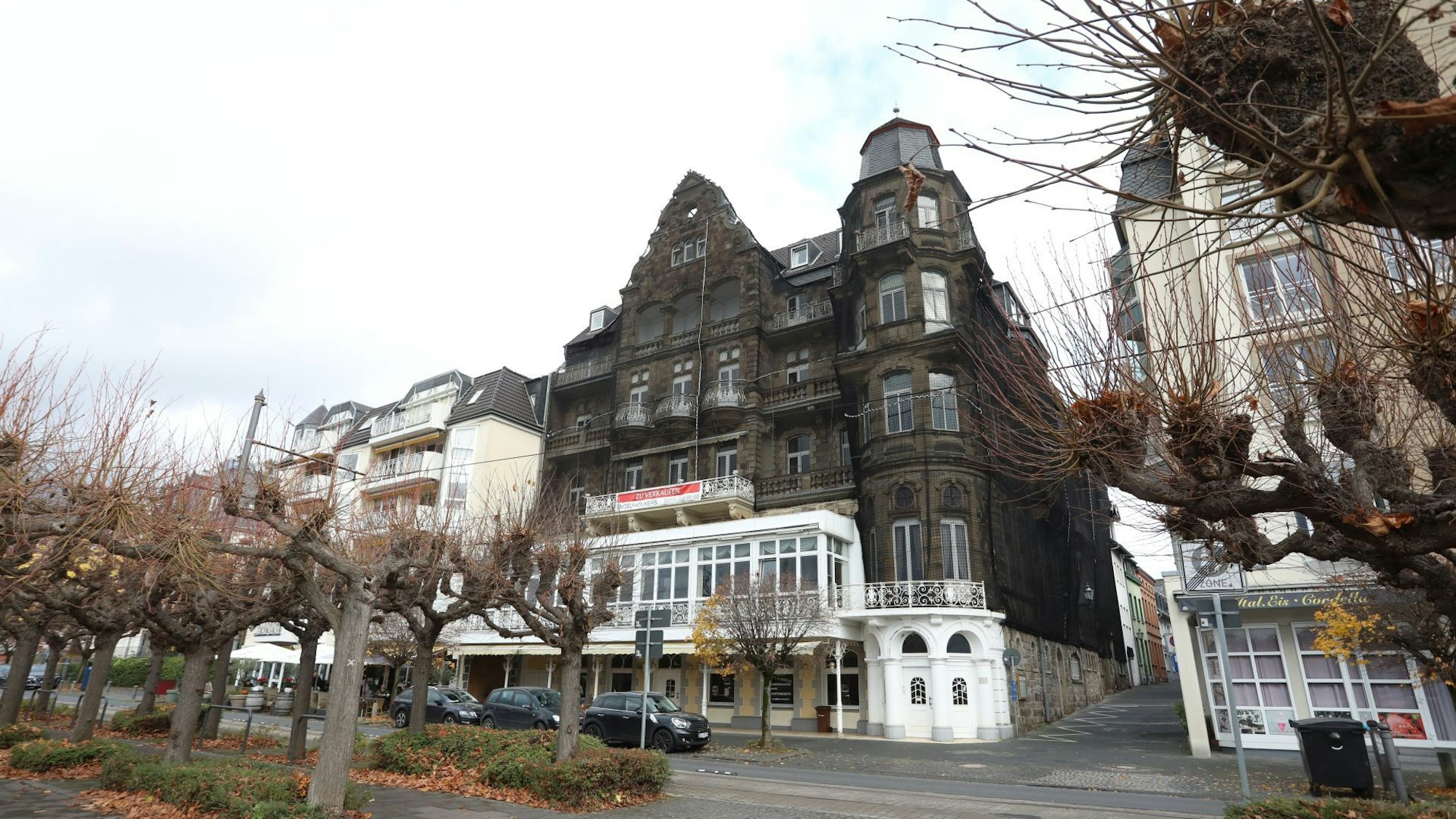 Ein historisches Gebäude an der Rheinallee.