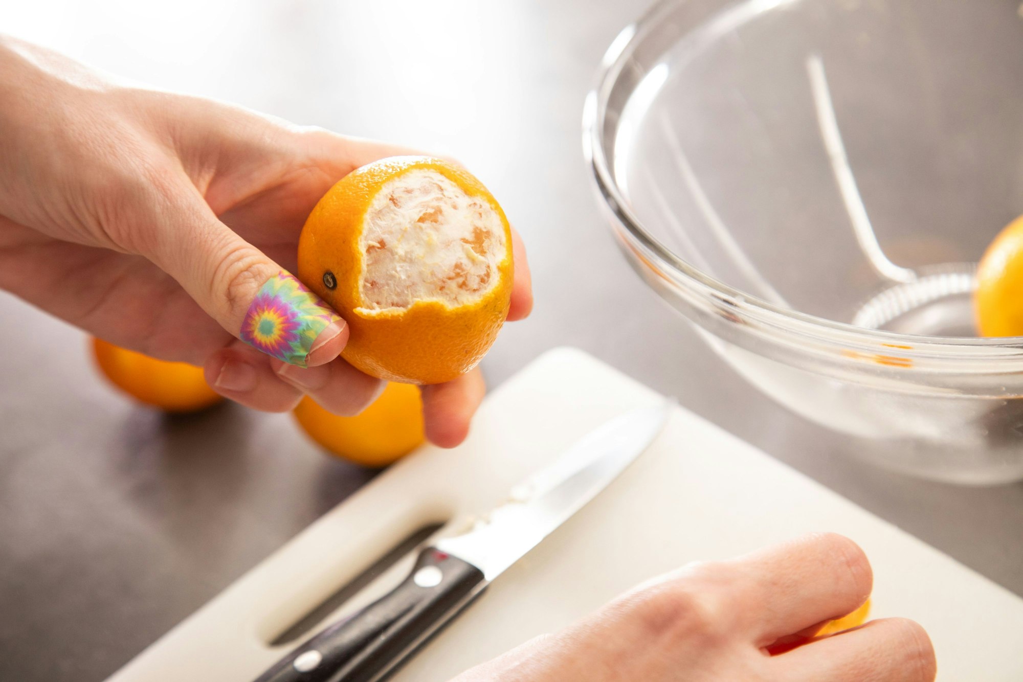 Zum Vergleich: Bei einer unbehandelten Clementine ist viel mehr weiße Haut zu sehen.
