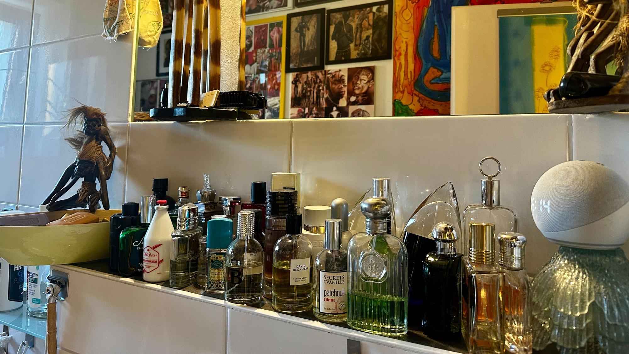 Markus Burghardt hat eine Auswahl an Parfums im Bad.