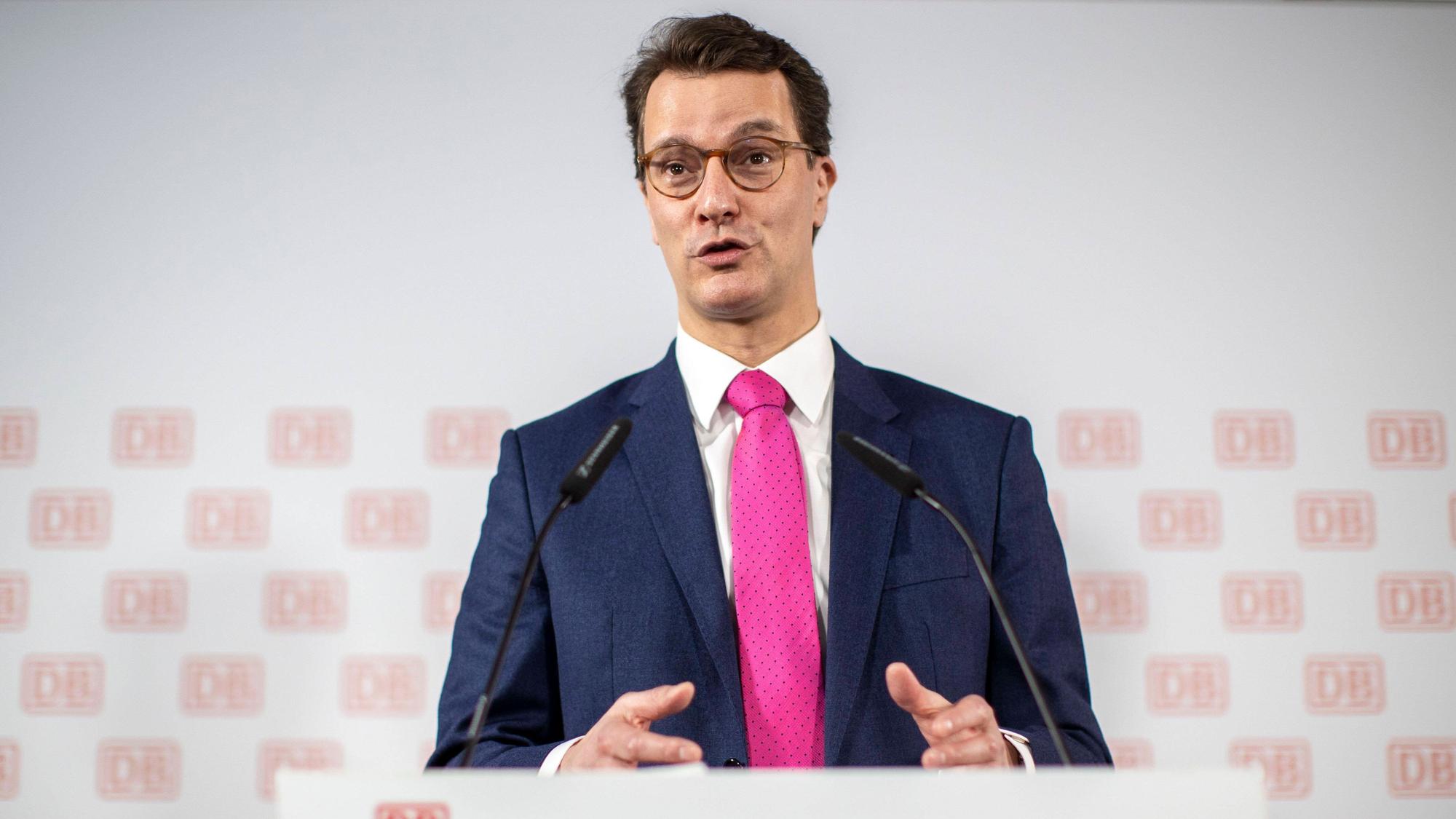 Hat langsam kein Verständnis mehr für die Bahn: NRW-Ministerpräsident Hendrik Wüst. (Archivbild)