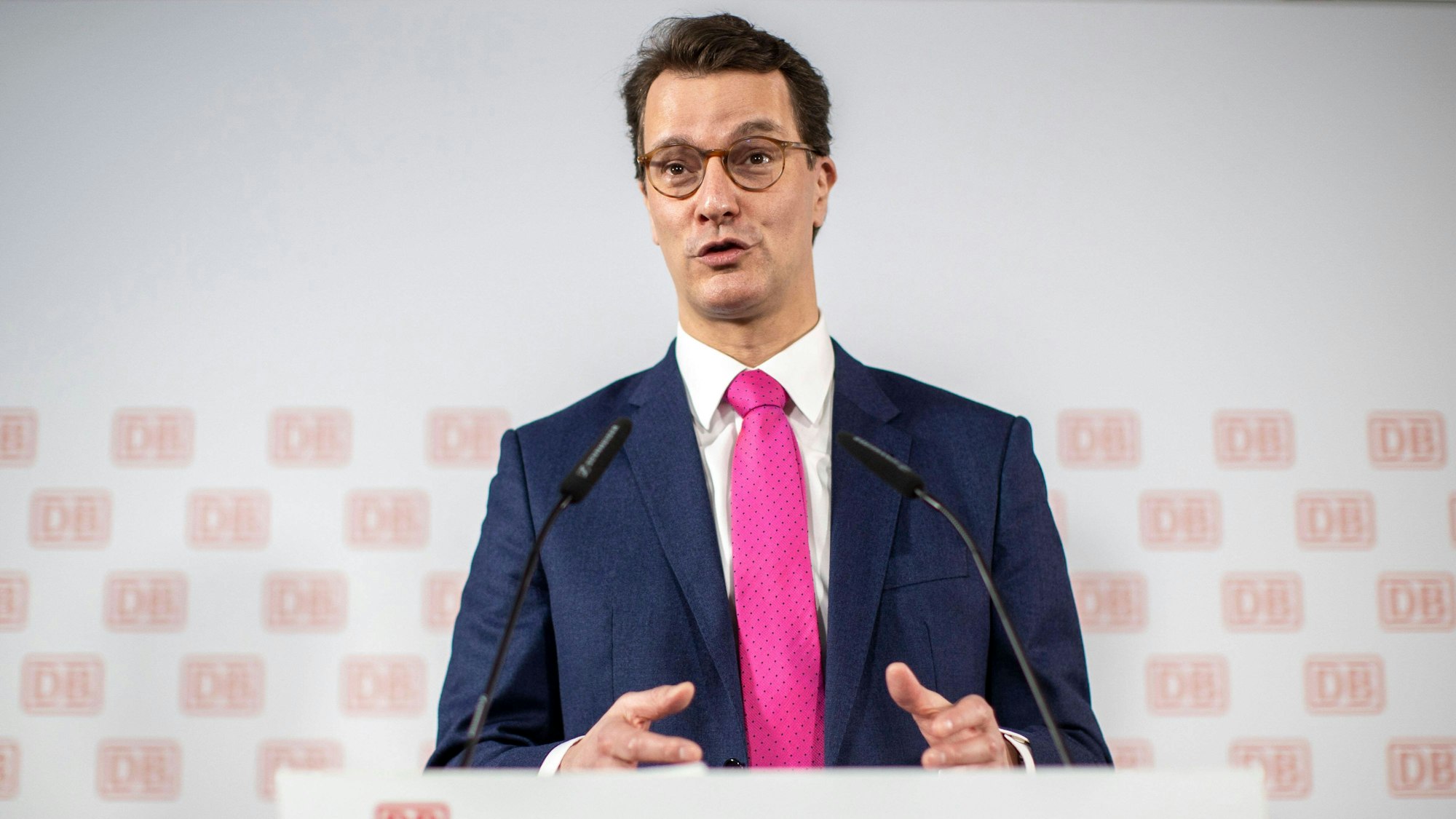 Hat langsam kein Verständnis mehr für die Bahn: NRW-Ministerpräsident Hendrik Wüst. (Archivbild)