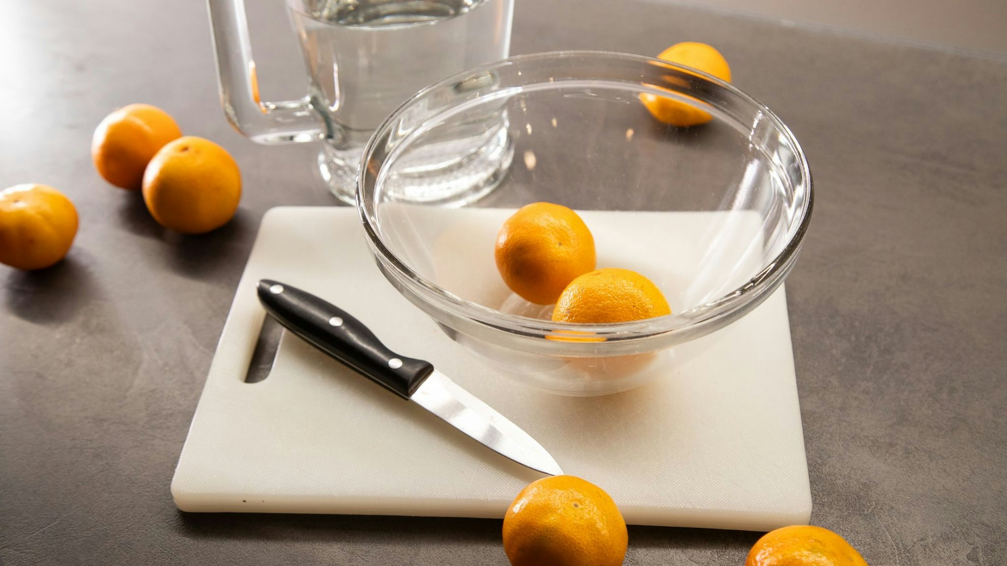 Kein Fan von der weißen Haut? Mit einem Hack sollen sich Clementinen besser schälen lassen.