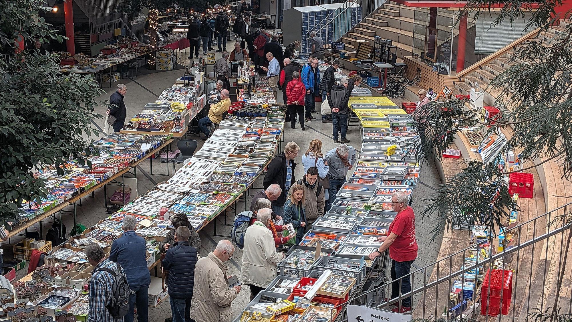 Blick ins Foyer des AvH während der Messe.