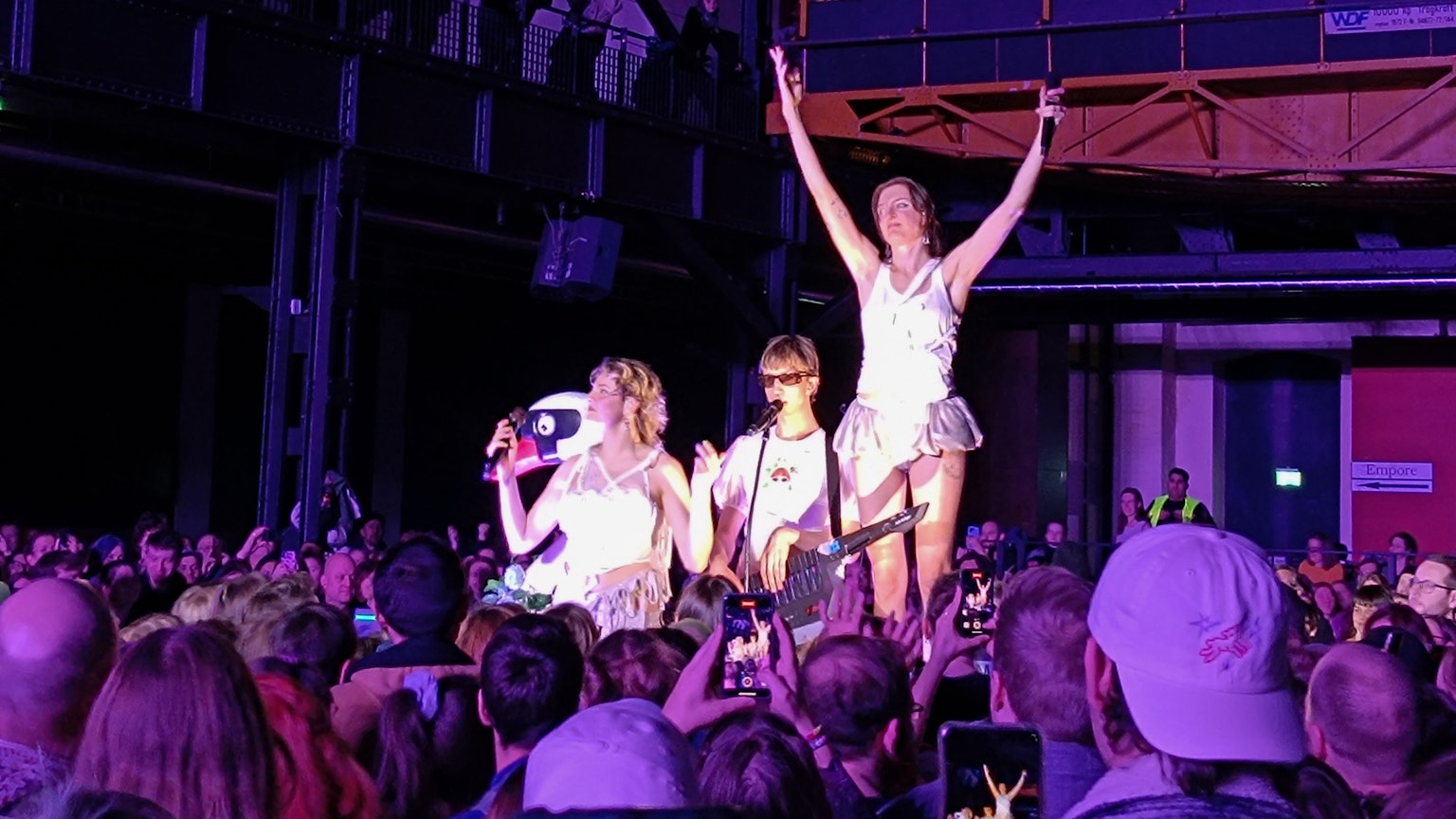 Ein Bad in der Menge: Blond im Palladium.