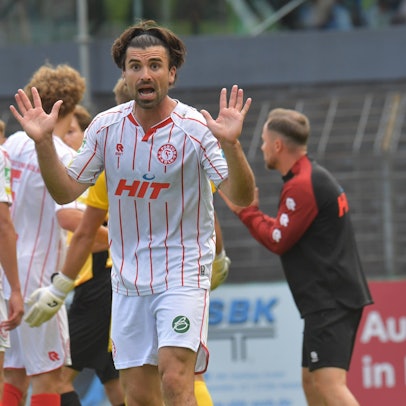 23.08.2025, GER, Fussball, Regionalliga West, Saison 2025/2026, 05. Spieltag, Ohlendorf Stadion im Heidewald, Gütersloh FC Gütersloh - SC Fortuna Köln 1 : 1 David Haider Kamm Al-Azzawe SC Fortuna Köln protestiert gegen die Elfmeterentscheidung, Aktion, Einzelbild, Quer, Mimik, Gestik, Reklamieren, protestieren *** 23 08 2025, GER, Football, Regionalliga West, Season 2025 2026, 05 Matchday, Ohlendorf Stadion im Heidewald, Gütersloh FC Gütersloh SC Fortuna Köln 1 1 David Haider Kamm Al Azzawe SC Fortuna Köln protests against the penalty decision, action, single image, cross, facial expression, gesture, complain, protest
