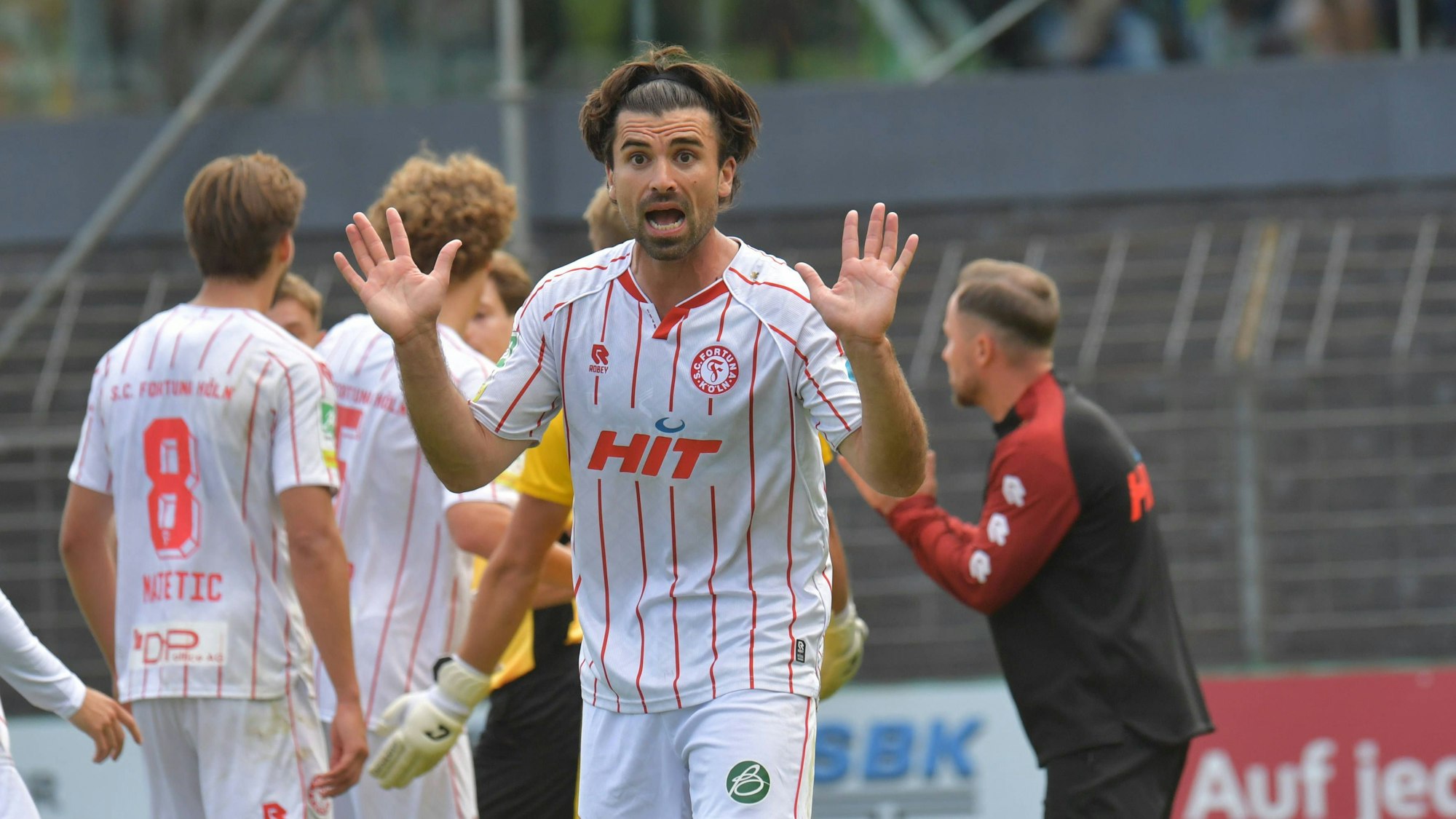 23.08.2025, GER, Fussball, Regionalliga West, Saison 2025/2026, 05. Spieltag, Ohlendorf Stadion im Heidewald, Gütersloh FC Gütersloh - SC Fortuna Köln 1 : 1 David Haider Kamm Al-Azzawe SC Fortuna Köln protestiert gegen die Elfmeterentscheidung, Aktion, Einzelbild, Quer, Mimik, Gestik, Reklamieren, protestieren *** 23 08 2025, GER, Football, Regionalliga West, Season 2025 2026, 05 Matchday, Ohlendorf Stadion im Heidewald, Gütersloh FC Gütersloh SC Fortuna Köln 1 1 David Haider Kamm Al Azzawe SC Fortuna Köln protests against the penalty decision, action, single image, cross, facial expression, gesture, complain, protest