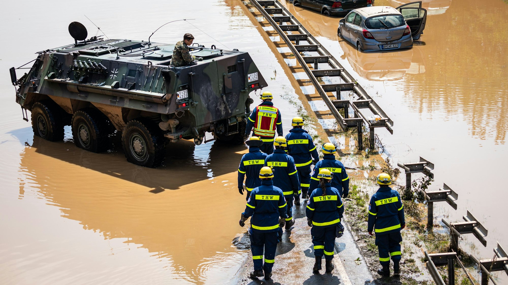 Rettungskräfte von Bundeswehr und Technisches Hilfswerk THW bargen 2021 die vollkommen zerstörte Autos und Lastkraftwagen, die auf der B265 Luxemburger Straße im Ortsteil Liblar nach dem Starkregen im Hochwasser versunken waren.
