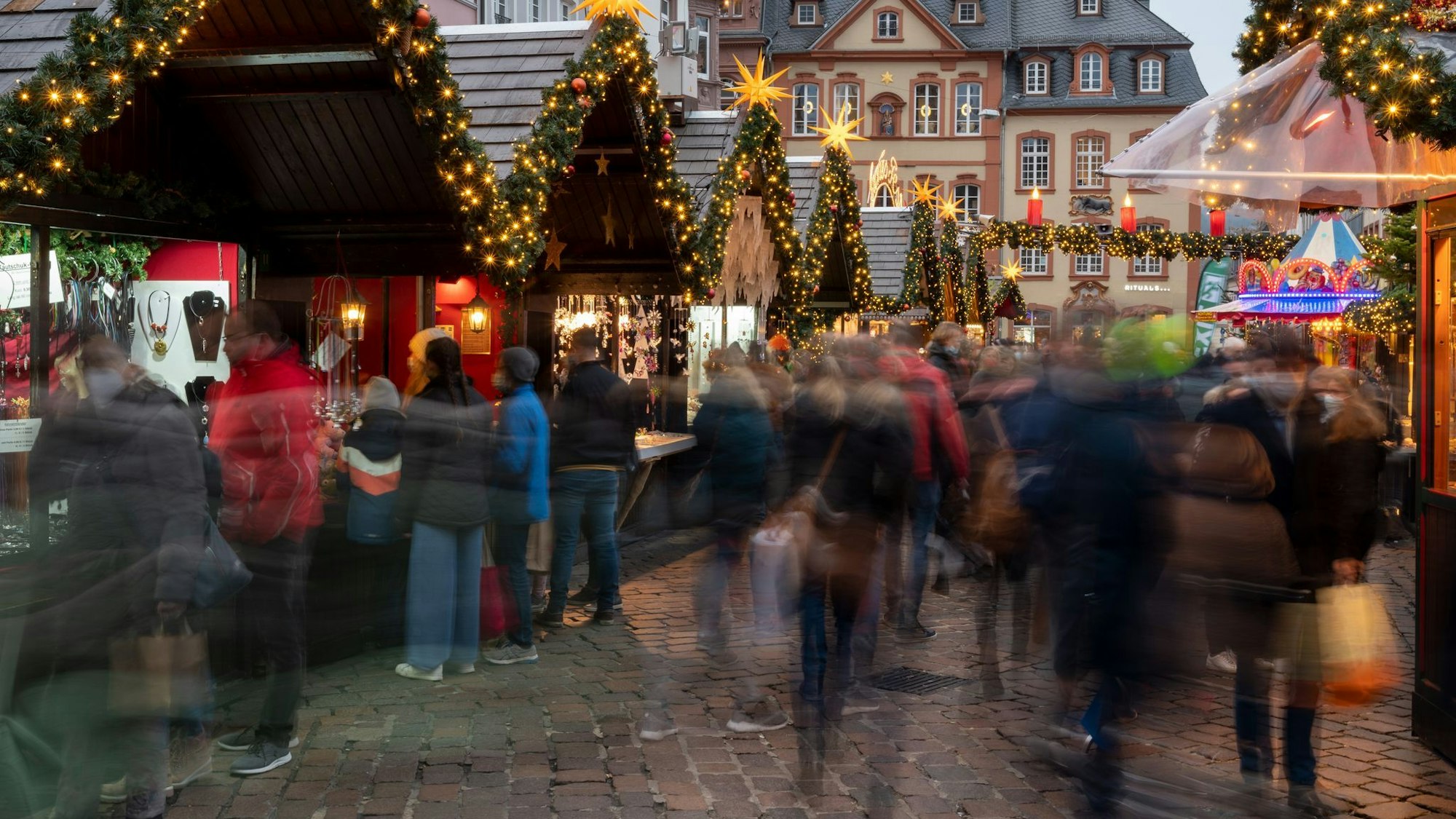 Vorsicht: Diebe nutzen gern den Trubel und die Enge auf Weihnachtsmärkten, um Beute zu machen.