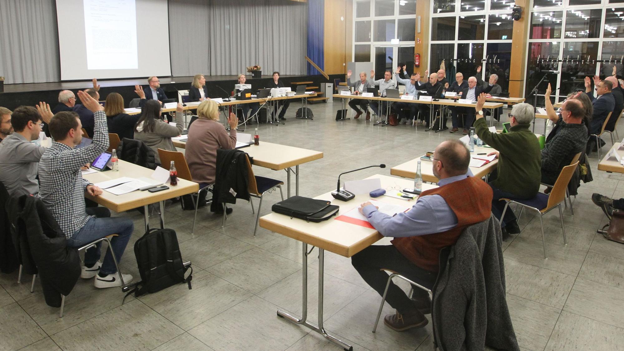 Mitglieder eines Gemeinderats bei einer Abstimmung.