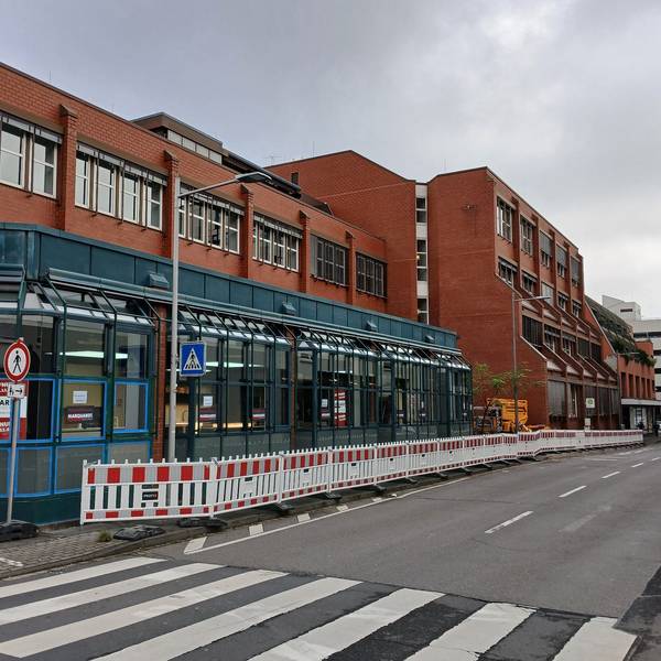 Neue Nutzung für das ehemalige AOK-Gebäude an der Theodor-Heuss-Straße, Arno Grigat (links) von der Rhein-Sieg-Treuhand GmbH und Architekt Roman Merten