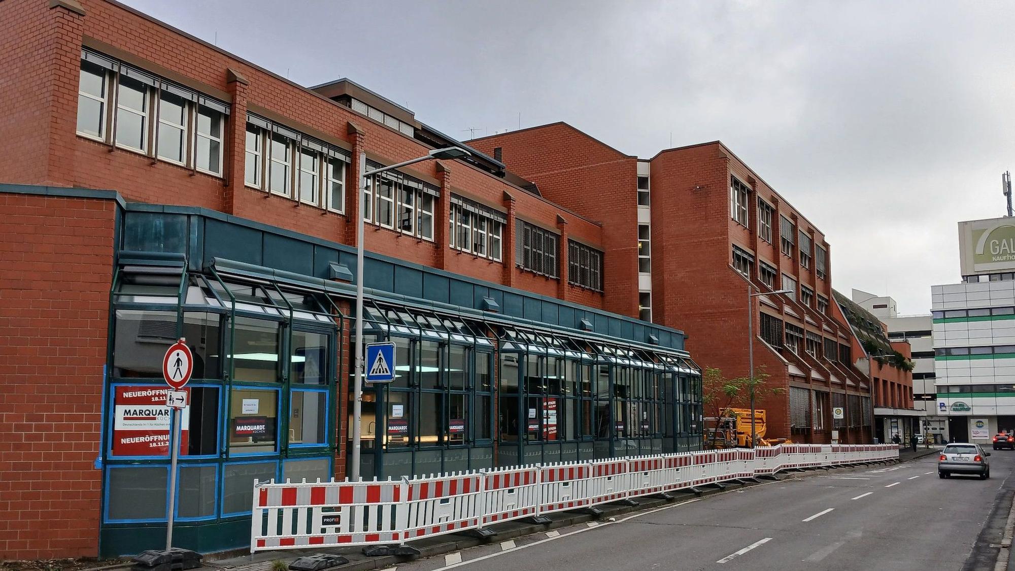 Neue Nutzung für das ehemalige AOK-Gebäude an der Theodor-Heuss-Straße, Arno Grigat (links) von der Rhein-Sieg-Treuhand GmbH und Architekt Roman Merten