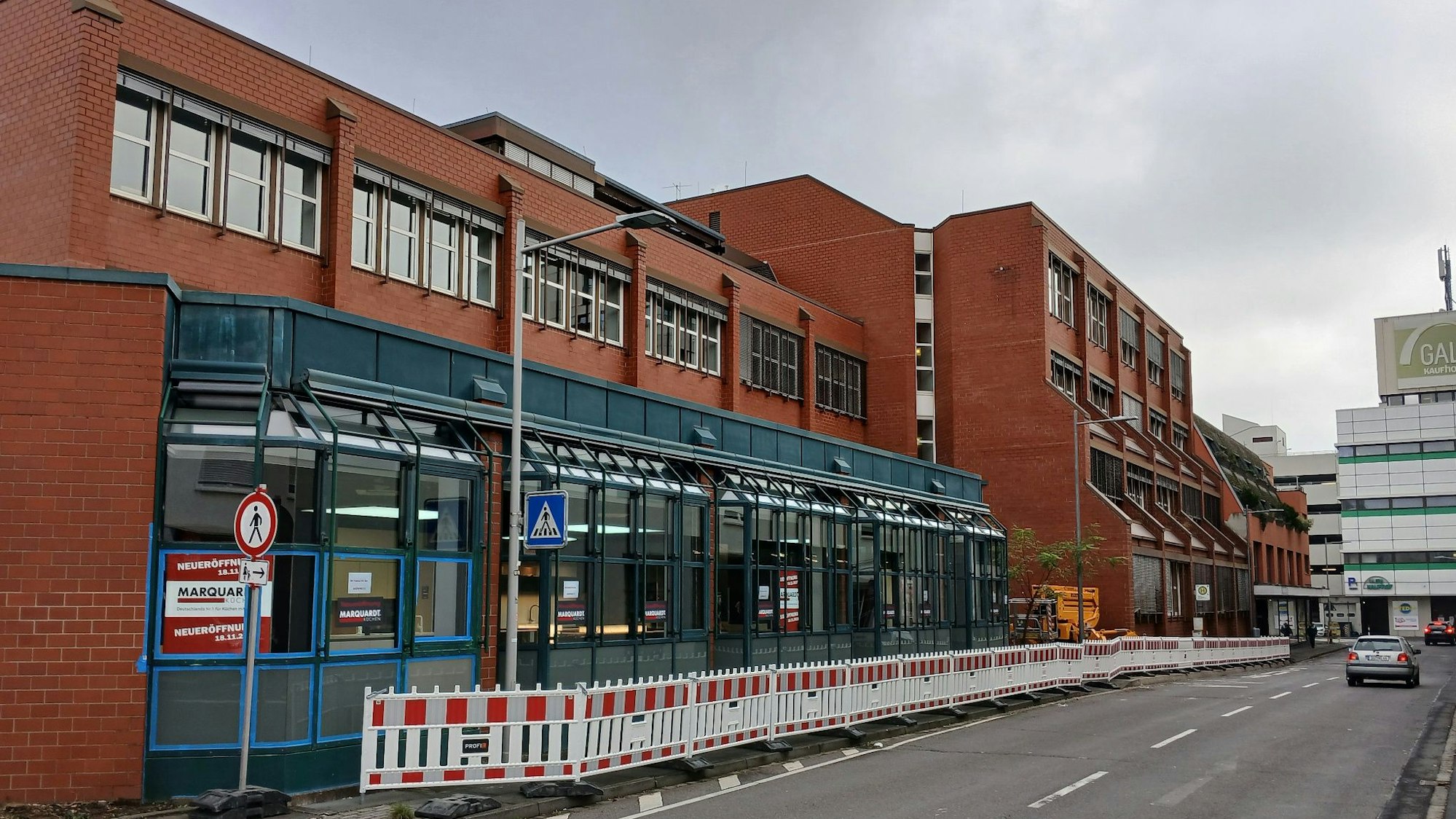 Neue Nutzung für das ehemalige AOK-Gebäude an der Theodor-Heuss-Straße, Arno Grigat (links) von der Rhein-Sieg-Treuhand GmbH und Architekt Roman Merten