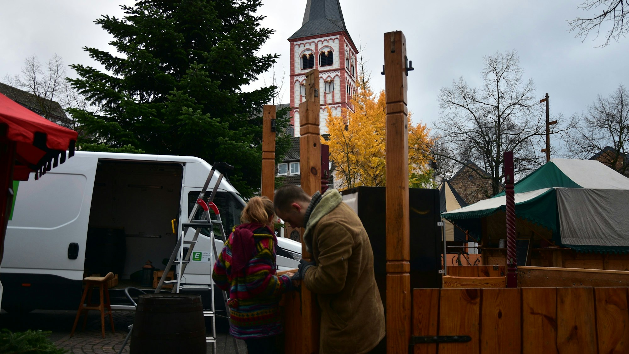 Aufbau Mittelaltermarkt in Siegburg.